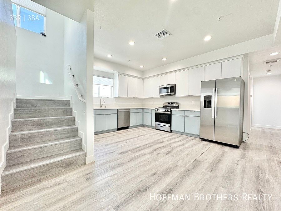 1st image of 607 W 41st Pl
