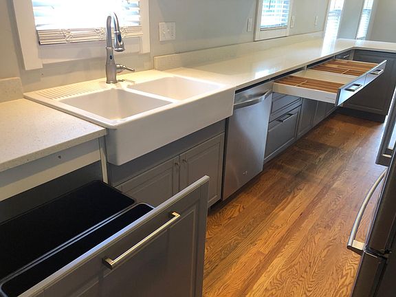 Nice amenities include recyling/trash area as well as fitted drawer inserts.