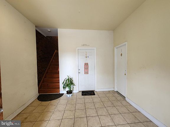 3rd image of 947 Brooks Ln Unit 1