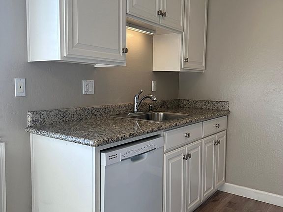5th image of 146 Towne Ter #7