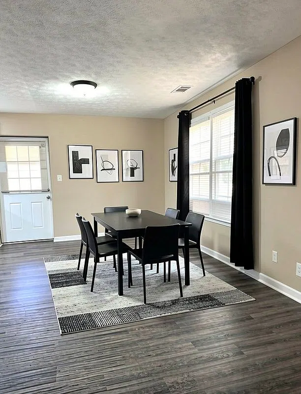 3 bed, 2.0 bath, 1189 sqft, $1,700 — Photo 3