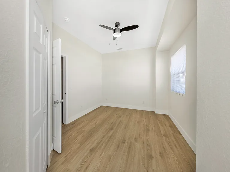 409 8th St N #6 — Photo 23