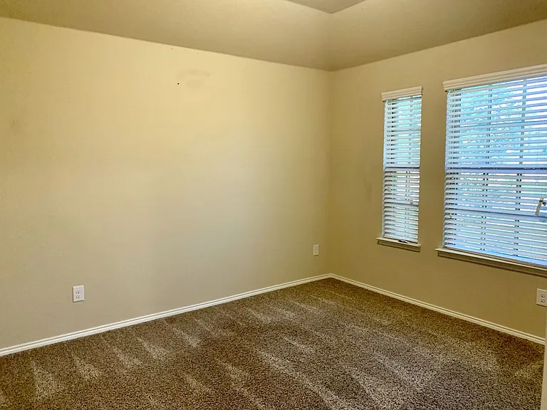 1300 Foxglove Ln — Photo 9