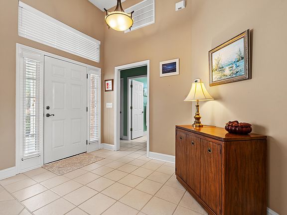2nd image of 207 Wedgefield Dr.