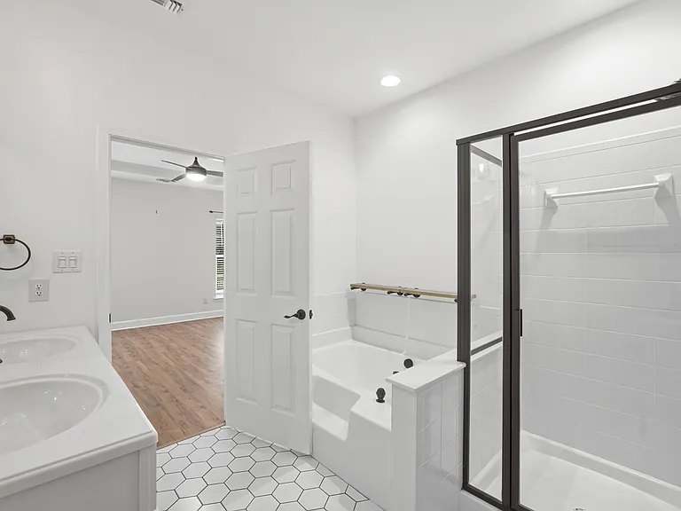 4084 Holly Villa Cir — Photo 22