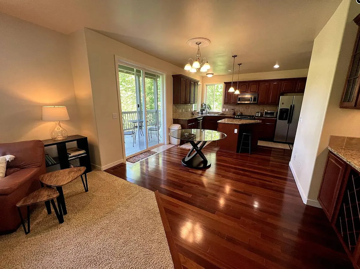 4 bed, 2.5 bath, 2700 sqft, $3,495 — Photo 3