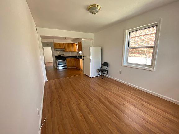 3rd image of 2440 Laconia Ave APT 1