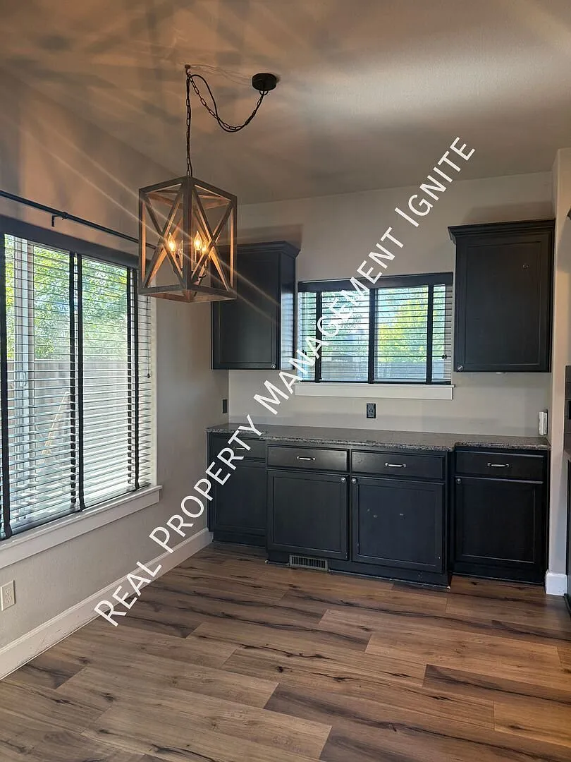 Beautiful Home on Corner Lot with Community Amenities — Photo 4
