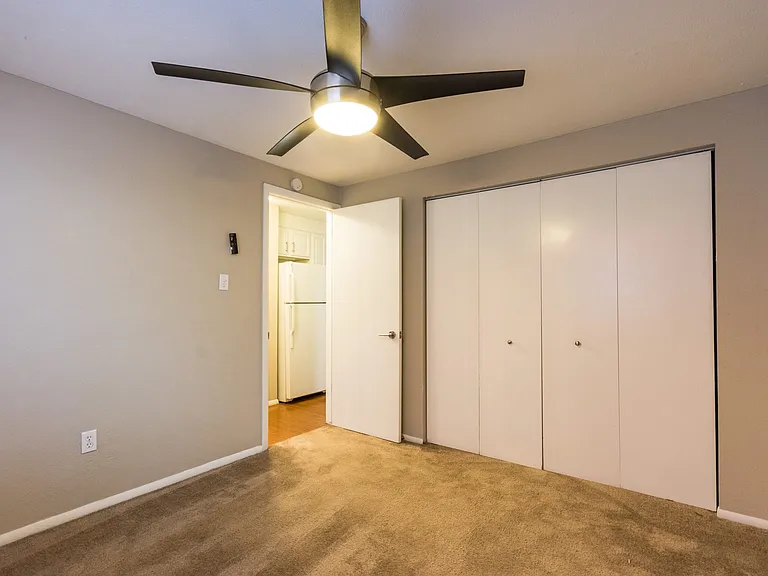 Topaz Apartments — Photo 31