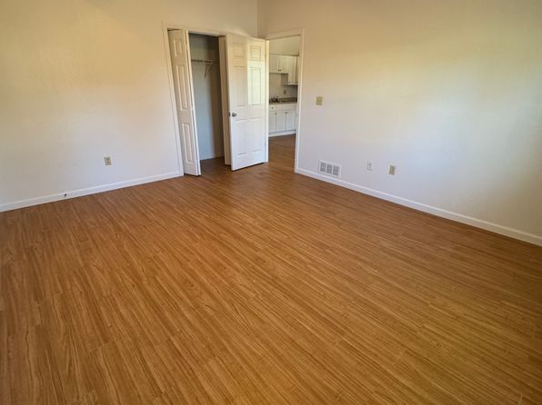 310 Station St APT 1A