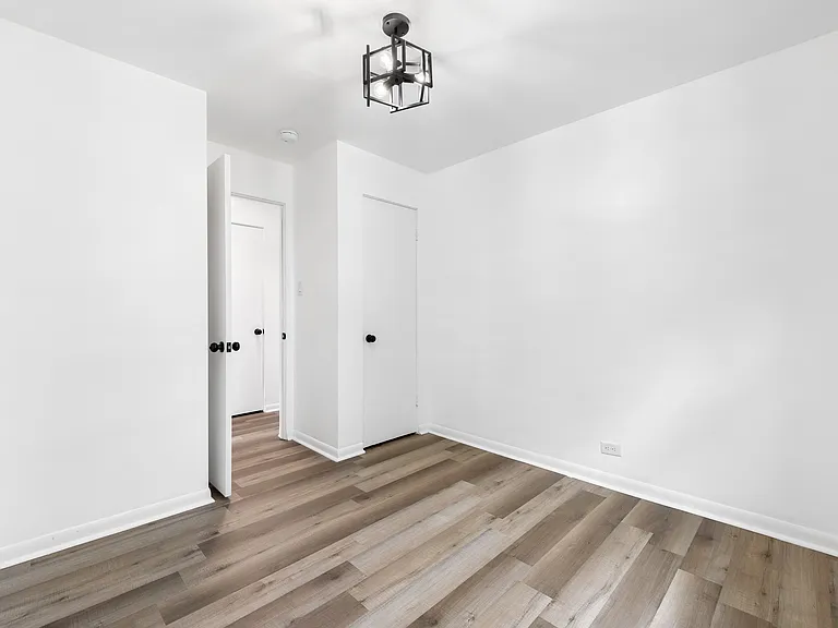 182 W 29th Pl — Photo 17