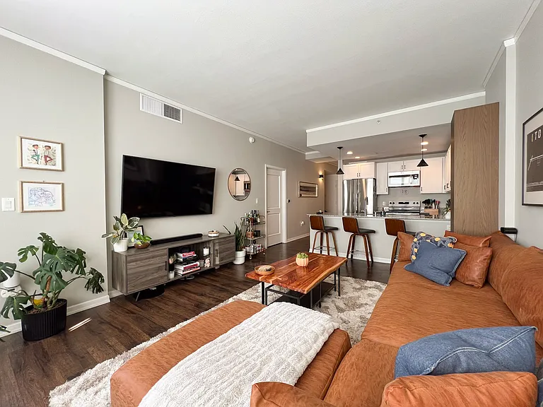 65" Samsung smart TV, luxurious Inside Weather sectional, and many more furnishings. Enjoy the views of downtown!