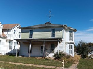 810 S 14th St, Burlington, IA 52601