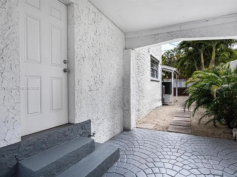 1428 SW 11th Ter — Photo 14