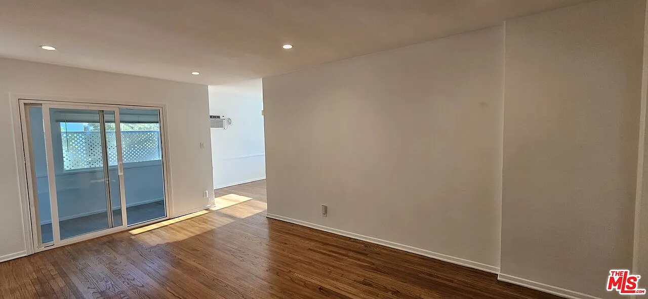 2 bed, 2.0 bath, 5845 sqft, $2,700 — Photo 2
