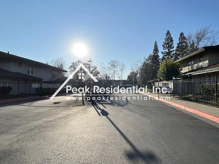 504 Roundtree Ct — Photo 19