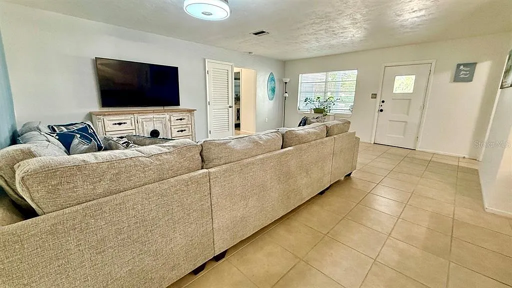 3 bed, 2.0 bath, 2053 sqft, $2,850 — Photo 4