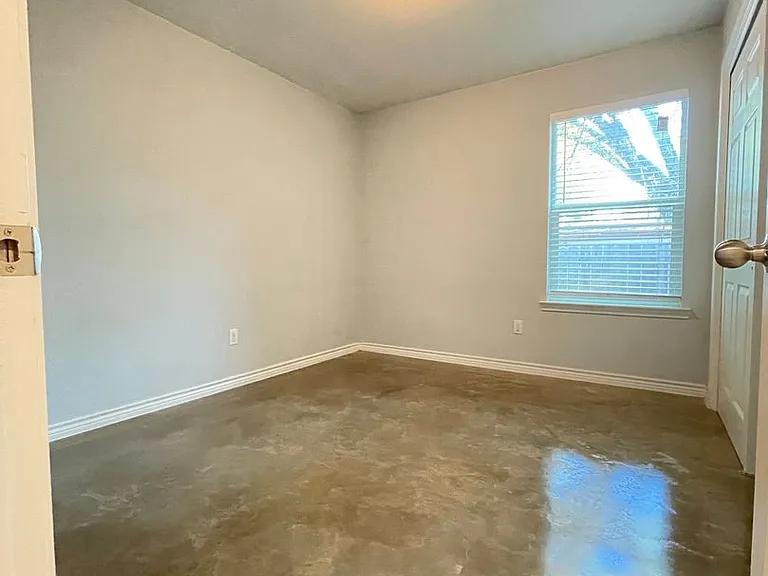 915 Rebecca Ln — Photo 8
