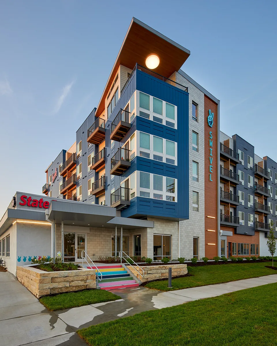 Building Photo - Swivel