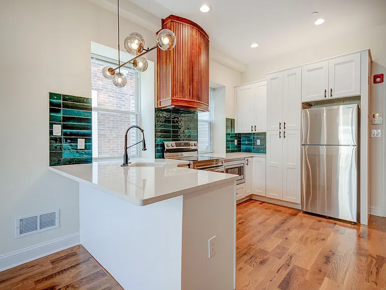 2841 W Diamond St — Photo 2
