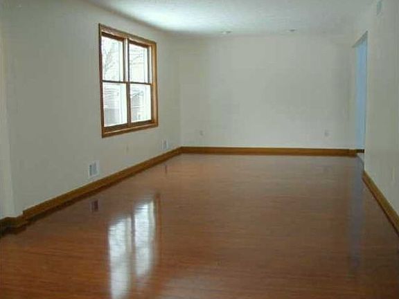 4th image of 16 Maplegrove Dr