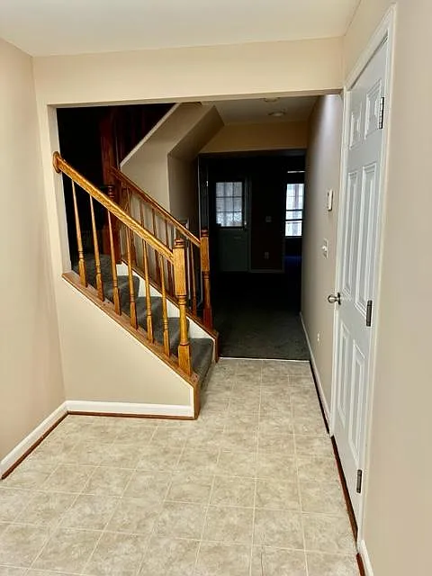 3 bed, 2156 sqft, $2,100 — Photo 2