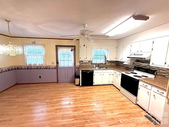 4th image of 2848 Wendell St