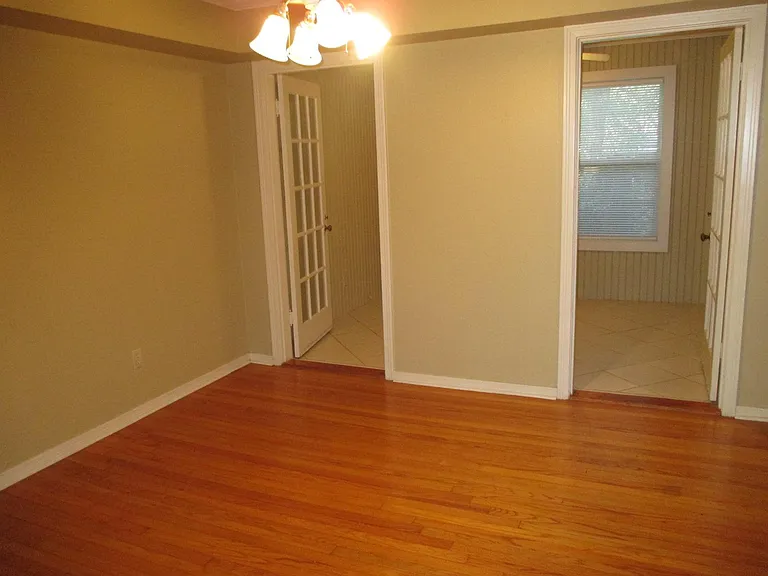 588 Ockley Dr — Photo 4