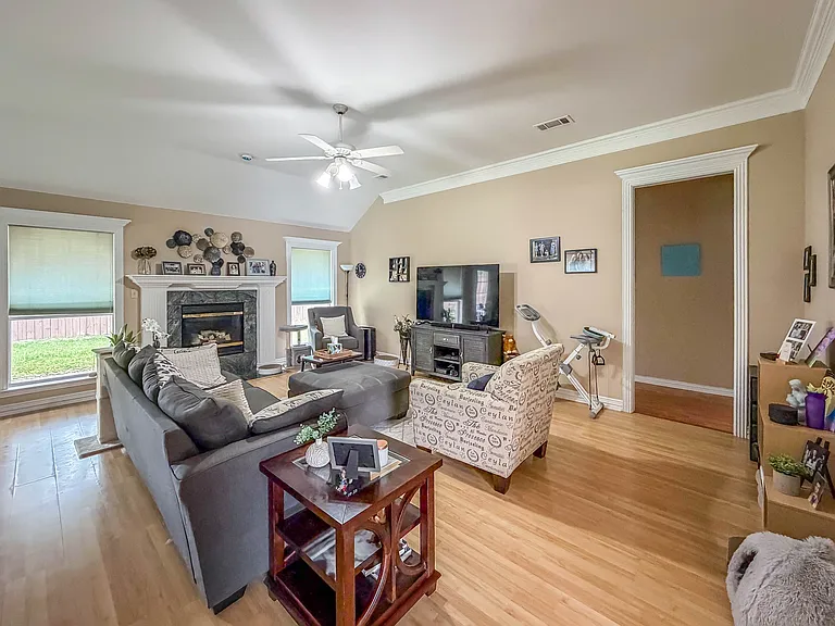 920 Carousel Dr — Photo 5