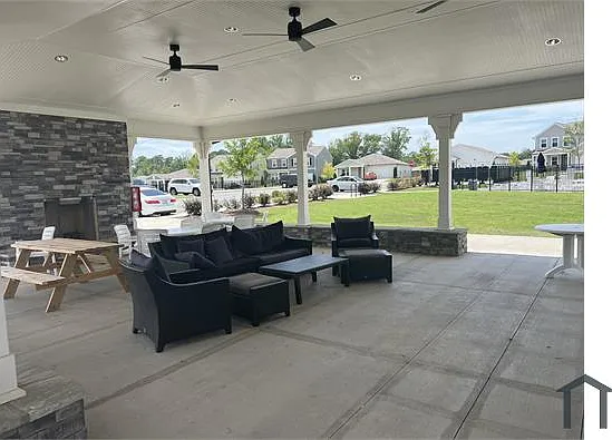 3 bed, 1558 sqft, $2,200 — Photo 4