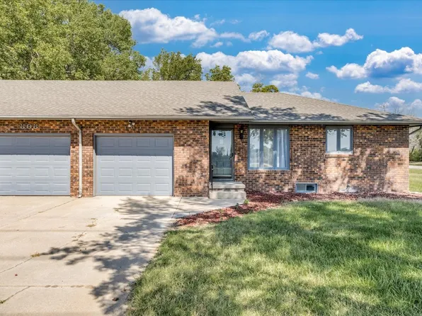 808 E 43rd Ave #B, Hutchinson, KS 67502