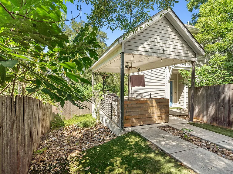 1160 Lott Ave #B — Photo 2