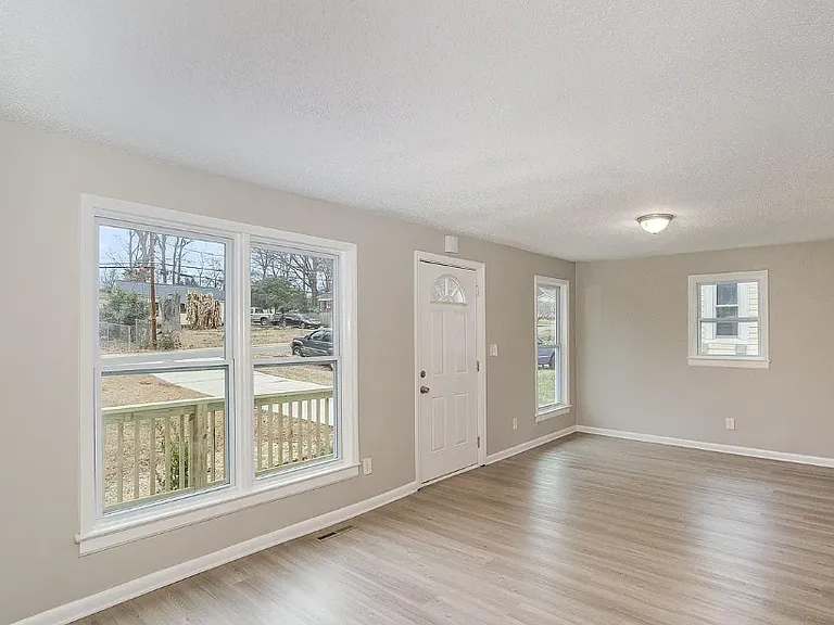 433 Greenwood Dr — Photo 4