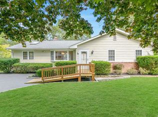 19 Wauhope Rd, Hampton Bays, NY 11946