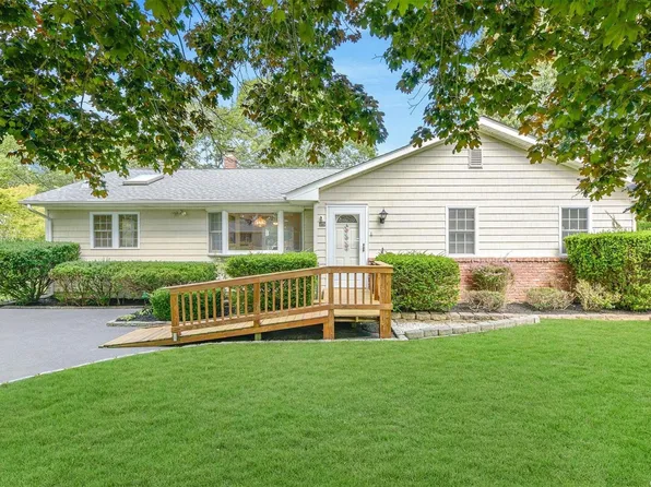 19 Wauhope Road, Hampton Bays, NY 11946