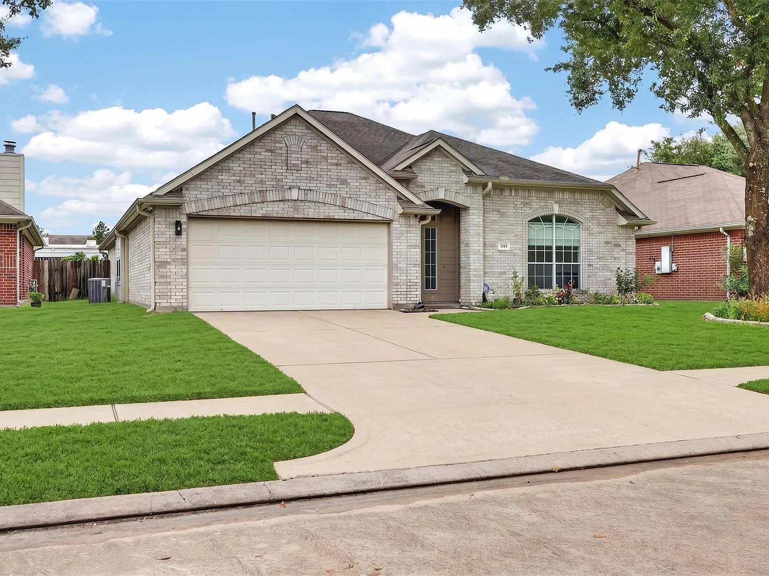 4 bed, 2.0 bath, 2115 sqft, $2,200 — Photo 4