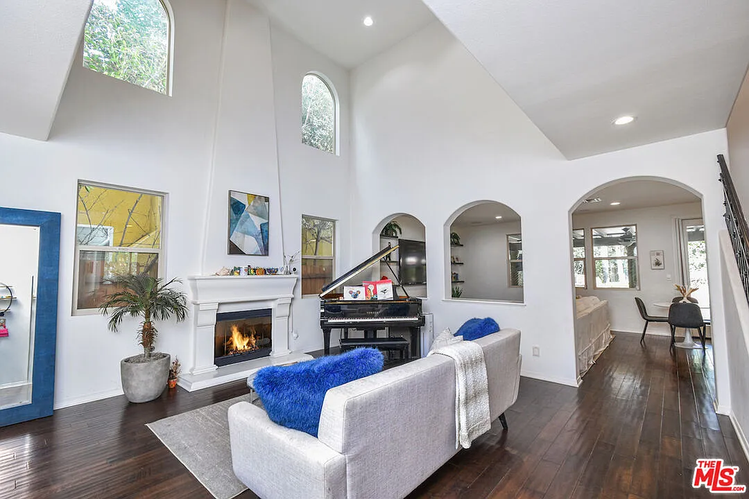 5 bed, 4.0 bath, 3289 sqft, $11,000 — Photo 4