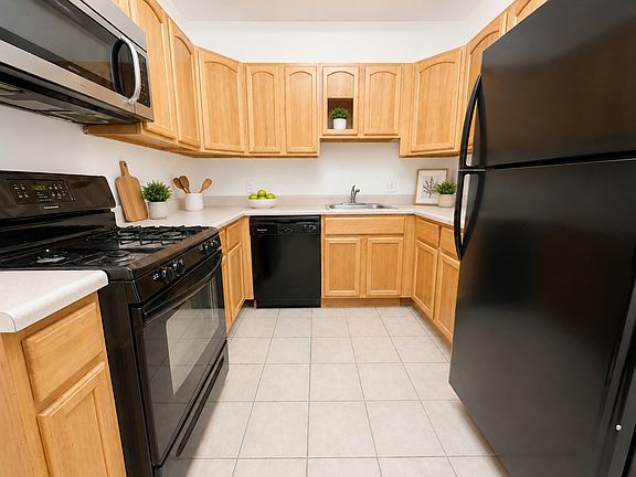 5th image of 1828 Willington St