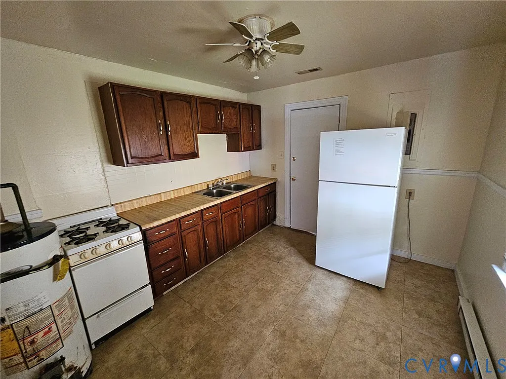 2 bed, 1.0 bath, 744 sqft, $1,050 — Photo 3