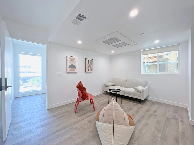 1368 W 35th St #8 — Photo 17
