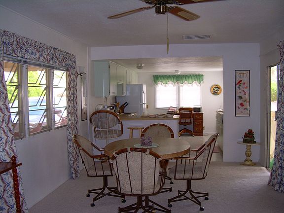 Dining area & kitchen