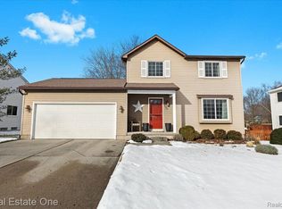 909 Alpine Ct, Brighton, MI 48116