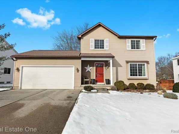 909 Alpine Ct, Brighton, MI 48116