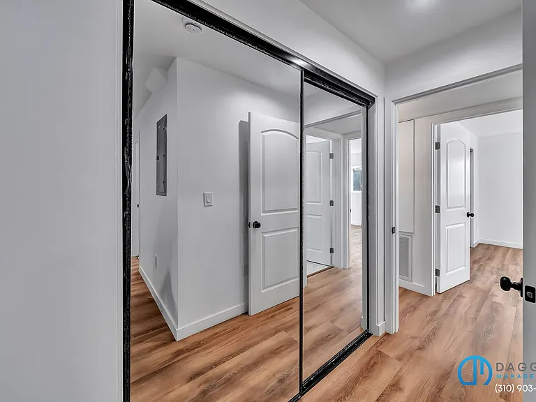 11845 Hamlin St — Photo 13