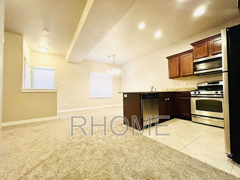 3 bed, 2.0 bath, 1400 sqft, $2,249 — Photo 3