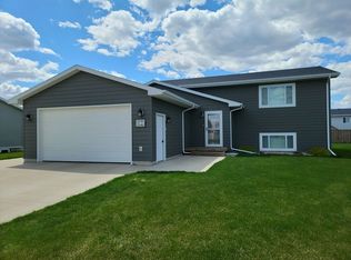 2104 Miller Ln, Aberdeen, SD 57401