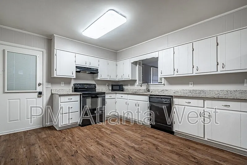 5 bed, 3.0 bath, 1976 sqft, $2,150 — Photo 2