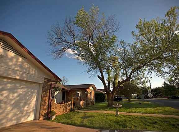Well cared for 3/2/2 home in heart of Marble Falls, 4 year old roof, lovely front courtyard,