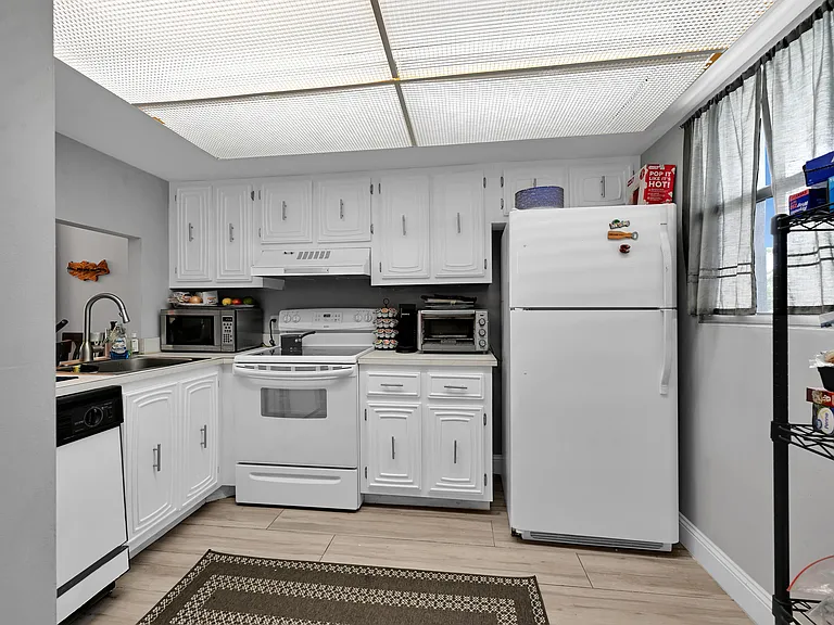 103 Royal Park Dr #2E — Photo 10
