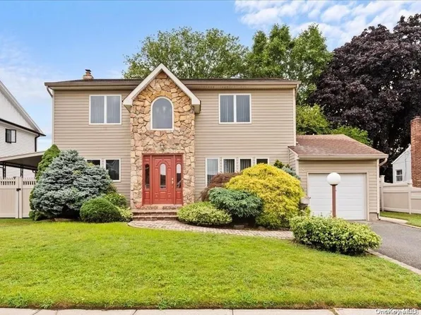 60 Westbury Avenue, Plainview, NY 11803